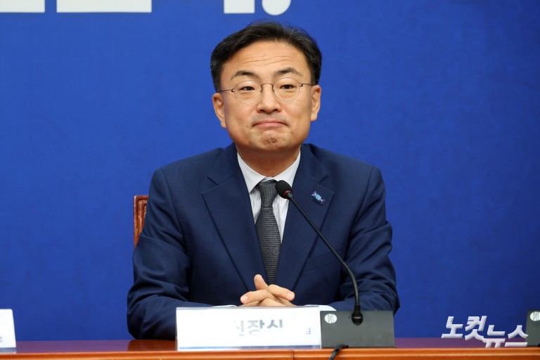 민주당 한병도 대표 직무대행, 신장식 조국혁신당 대표 접견