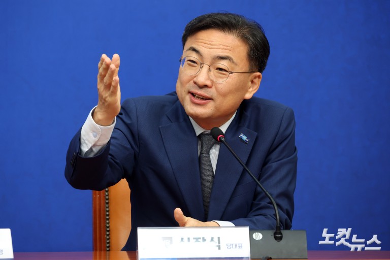 민주당 한병도 대표 직무대행, 신장식 조국혁신당 대표 접견