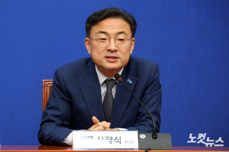 민주당 한병도 대표 직무대행, 신장식 조국혁신당 대표 접견