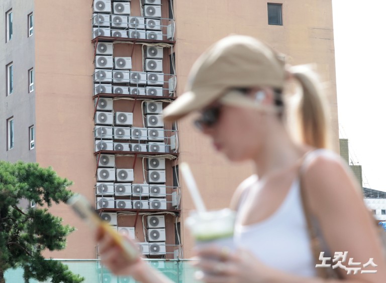 극한 폭염에 치솟는 전력수요…역대 최대치 임박