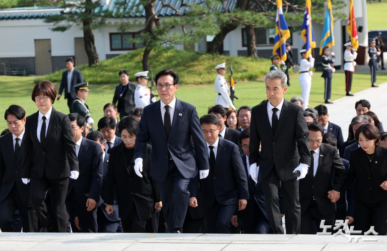 민주당 신임 지도부 현충탑 참배