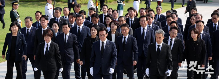 민주당 신임 지도부 현충탑 참배