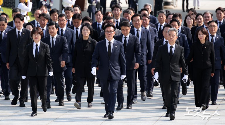 민주당 신임 지도부 현충탑 참배