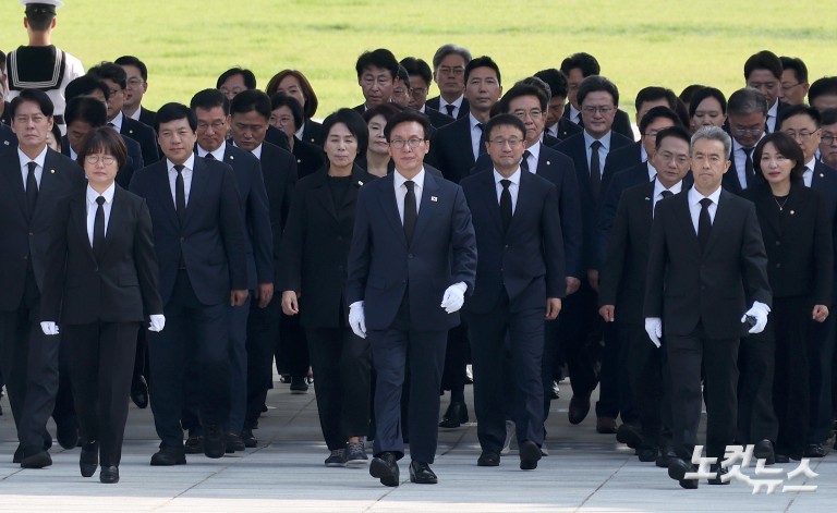 민주당 신임 지도부 현충탑 참배