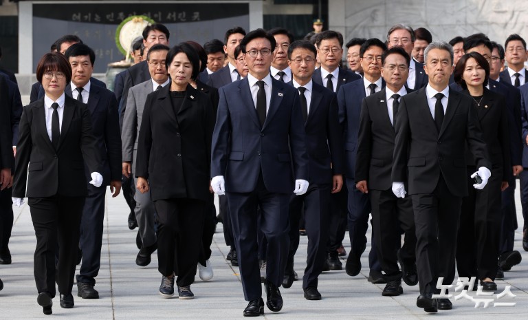 민주당 신임 지도부 현충탑 참배