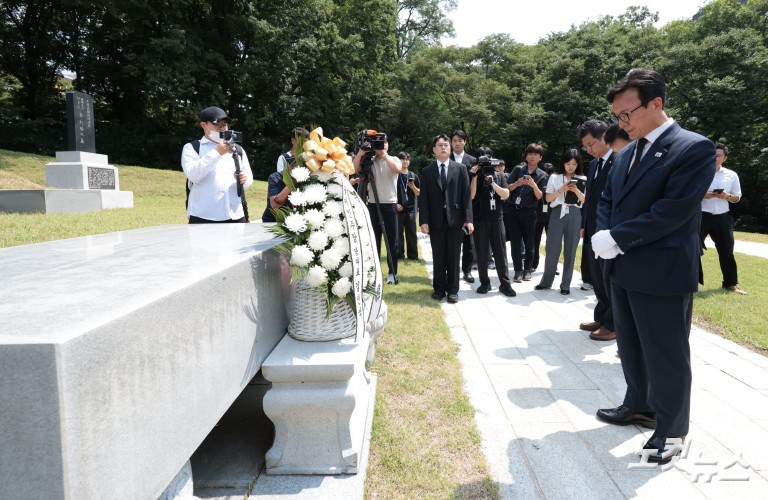 김민석 신임 대표, 효창공원 임정요인묘역·삼의사묘역·백범김구묘역 참배