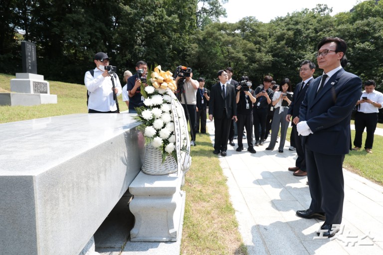 김민석 신임 대표, 효창공원 임정요인묘역·삼의사묘역·백범김구묘역 참배