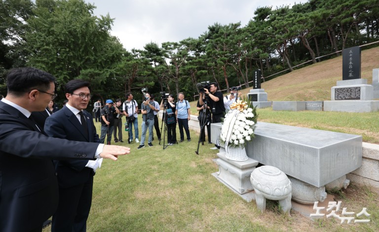 김민석 신임 대표, 효창공원 임정요인묘역·삼의사묘역·백범김구묘역 참배