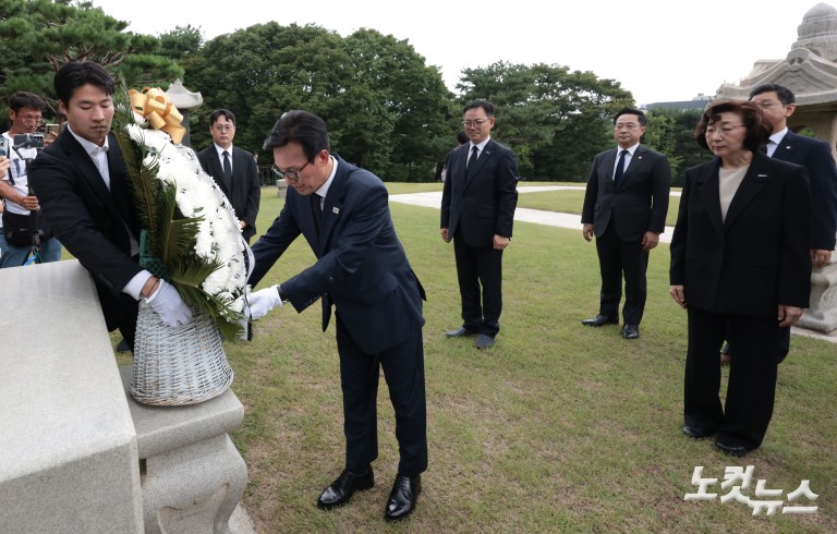 김민석 신임 대표, 효창공원 임정요인묘역·삼의사묘역·백범김구묘역 참배
