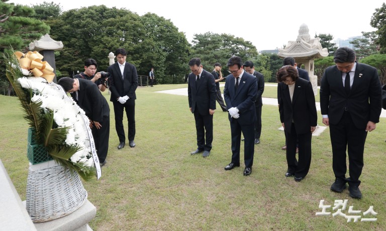 김민석 신임 대표, 효창공원 임정요인묘역·삼의사묘역·백범김구묘역 참배