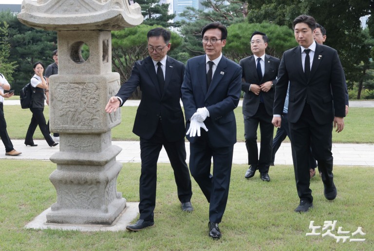 김민석 신임 대표, 효창공원 임정요인묘역·삼의사묘역·백범김구묘역 참배
