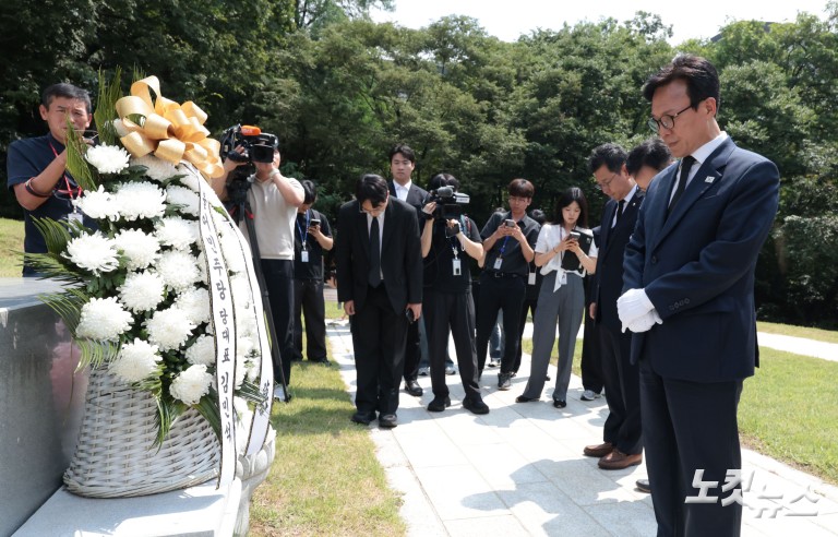 김민석 신임 대표, 효창공원 임정요인묘역·삼의사묘역·백범김구묘역 참배