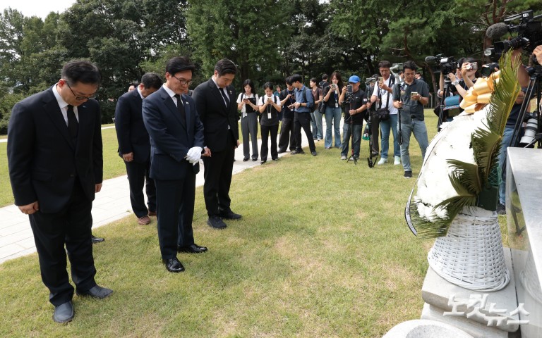 김민석 신임 대표, 효창공원 임정요인묘역·삼의사묘역·백범김구묘역 참배