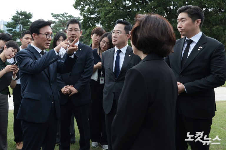 김민석 신임 대표, 효창공원 임정요인묘역·삼의사묘역·백범김구묘역 참배