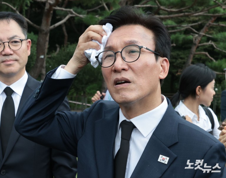김민석 신임 대표, 효창공원 임정요인묘역·삼의사묘역·백범김구묘역 참배