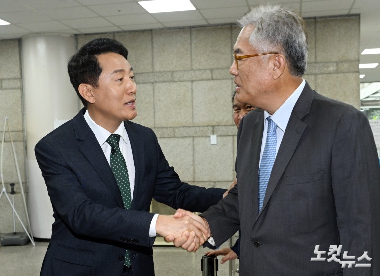 오세훈, 정치자금법 위반 항소심 첫 공판 출석