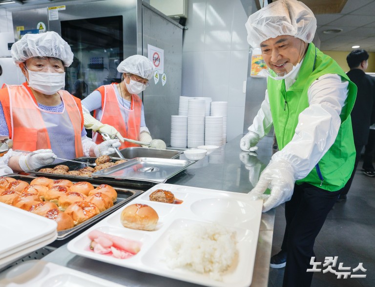 복지관 배식봉사 나선 장동혁