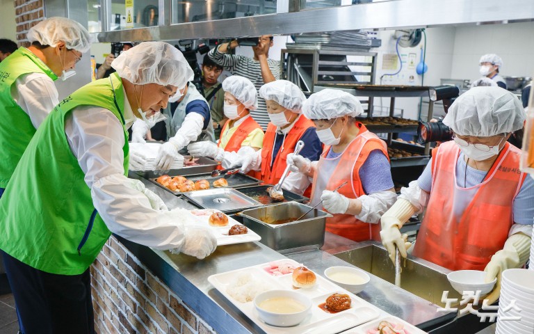 복지관 배식봉사 나선 장동혁