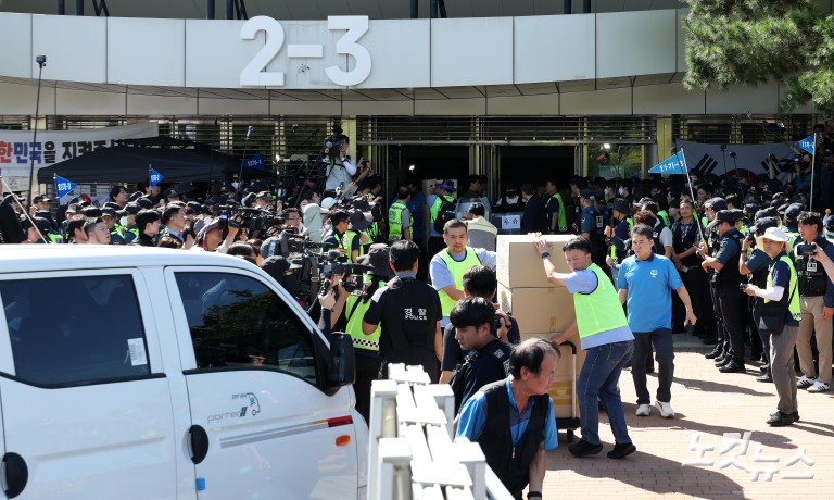 대한체육회, '봉쇄 95일 만' 잠실 개표소 물품 반출