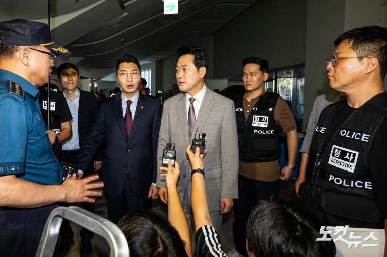 봉쇄 풀린 올림픽공원 핸드볼경기장 찾은 장동혁 대표