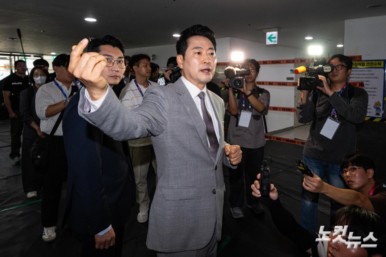 봉쇄 풀린 올림픽공원 핸드볼경기장 찾은 장동혁 대표