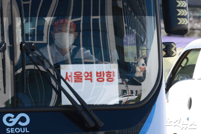 서울 시내버스 파업 'D-1'…노사, 막판 줄다리기