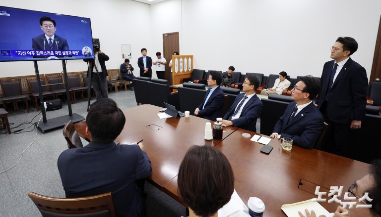 이재명 대통령 기자회견 시청하는 민주당 김민석 대표와 지도부