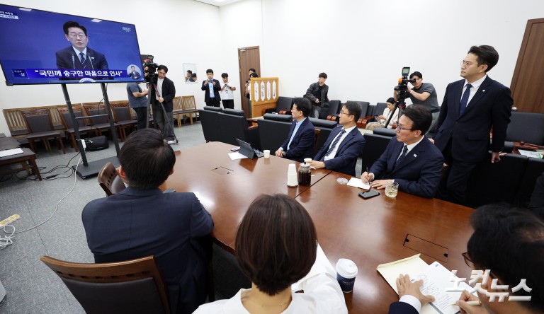 이재명 대통령 기자회견 시청하는 민주당 김민석 대표와 지도부
