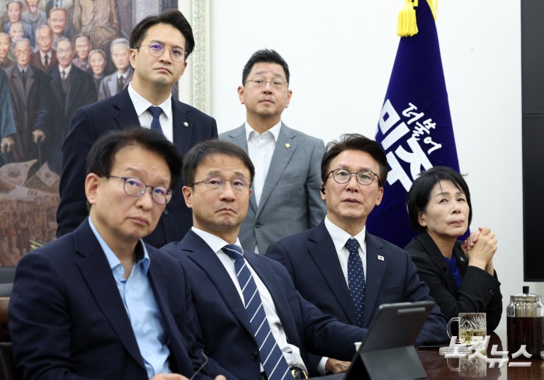 이재명 대통령 기자회견 시청하는 민주당 김민석 대표와 지도부