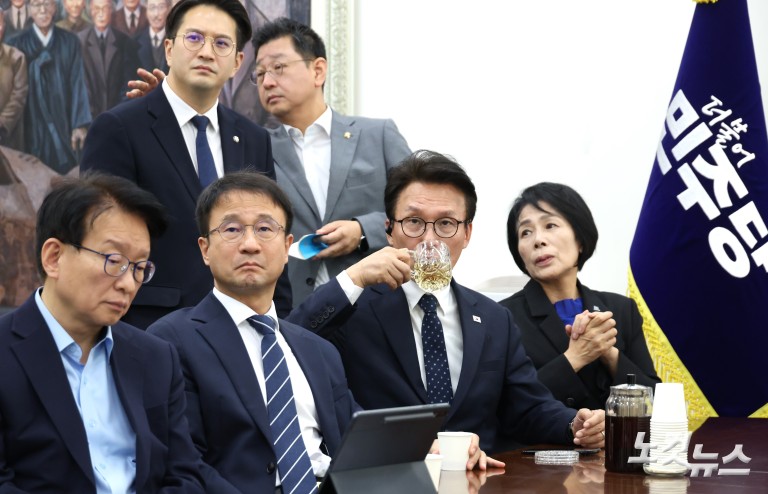 이재명 대통령 기자회견 시청하는 민주당 김민석 대표와 지도부