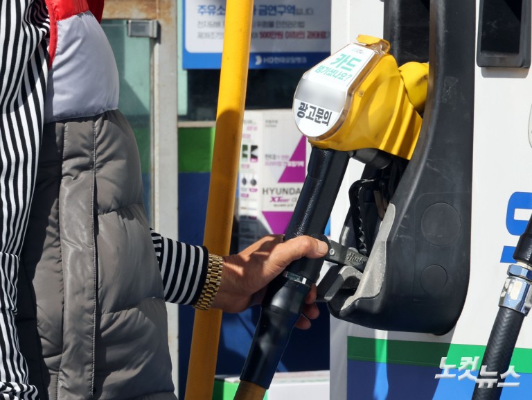 추석 고속도로 기름값 100원↓…유류세 인하 11월까지 연장