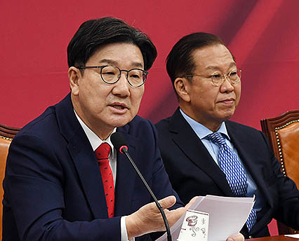 권성동 "김문수, 알량한 후보자리 지키려 회견"