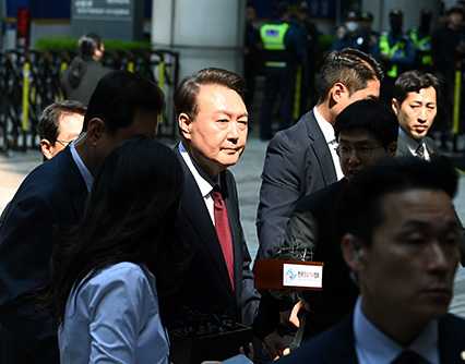 포토라인 지나치는 윤석열