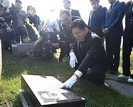 김문수, 국립신암선열공원 방문
