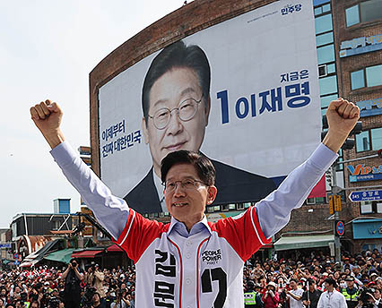 이재명 현수막 앞 김문수 유세