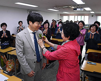 만학도들이 부른 '스승의 은혜'