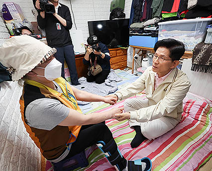 김문수, 영등포 쪽방촌 방문