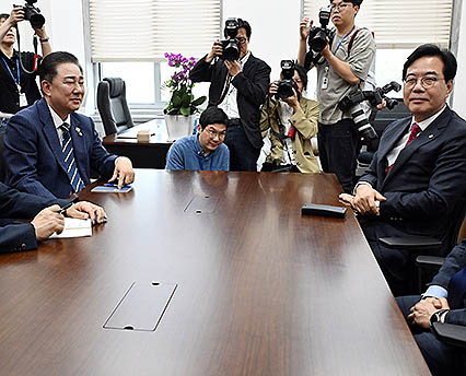 테이블에 앉은 여야 원내대표