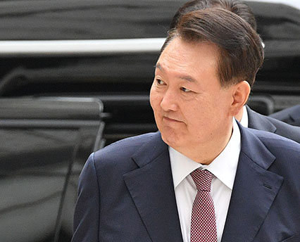 윤석열, 지지자 향해 미소 보이며 공판 출석
