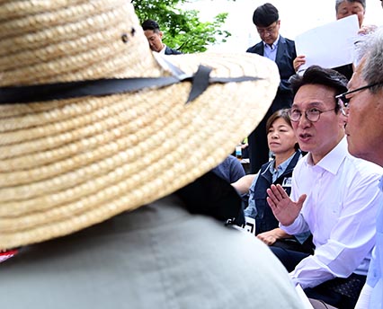 김민석 총리, 농민단체 농성장 방문