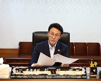 집무실서 업무보는 김민석 총리