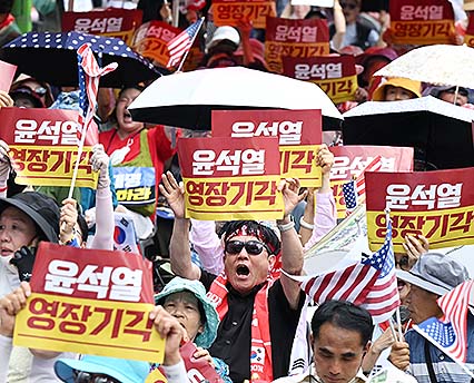 폭염 속 외침 '윤석열 영장 기각'