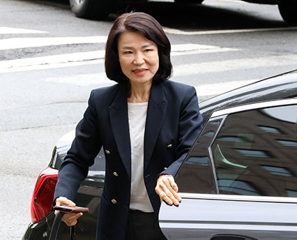 '국무회의 배제' 이진숙, 방통위로 출근