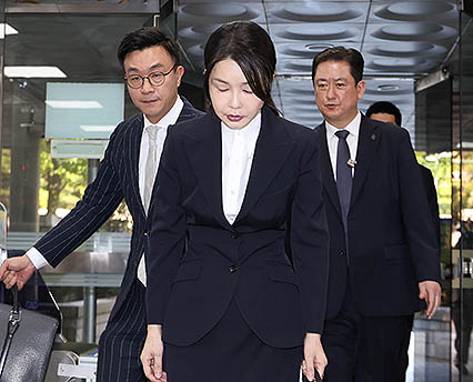첫 前대통령 부부 동반구속 갈림길