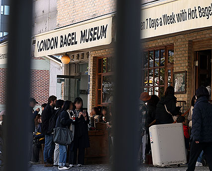 과로사 논란에도 붐비는 런베뮤