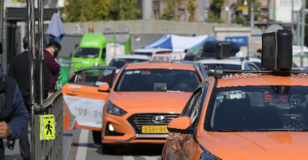 From the 1st of next month, the basic fare for Seoul taxis is 4,800 won…  1,000 won ↑