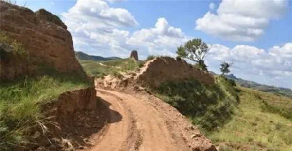 Excavator Damages Ming Dynasty Great Wall in China for Road Paving