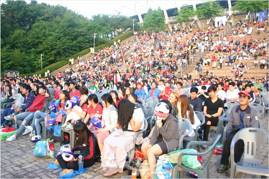 목 놓아 골 외쳤지만…울산 문수호반광장서 대규모 거리응원